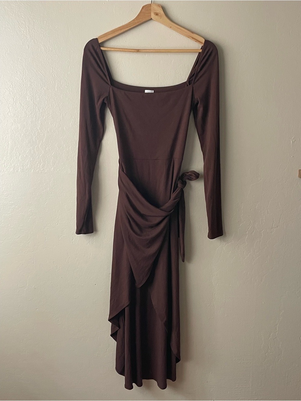 Wilfred by Aritzia Stretch square neck wrap tie waist Dress in Deep Brown